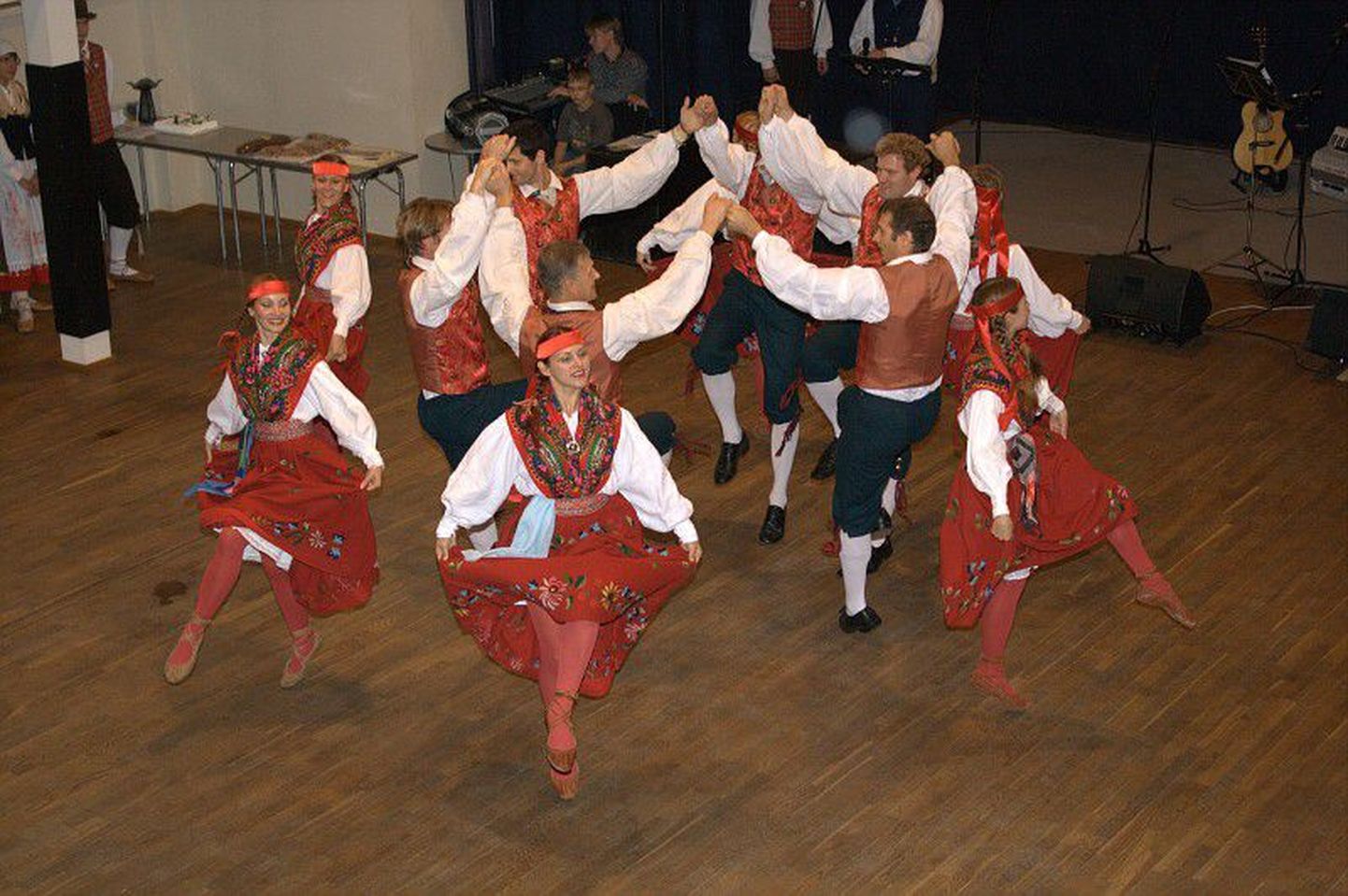 Pärnu rahvatantsurühm Tuurit-Tuurit võitis Haapsalus toimunud võistutantsimisel esikoha.