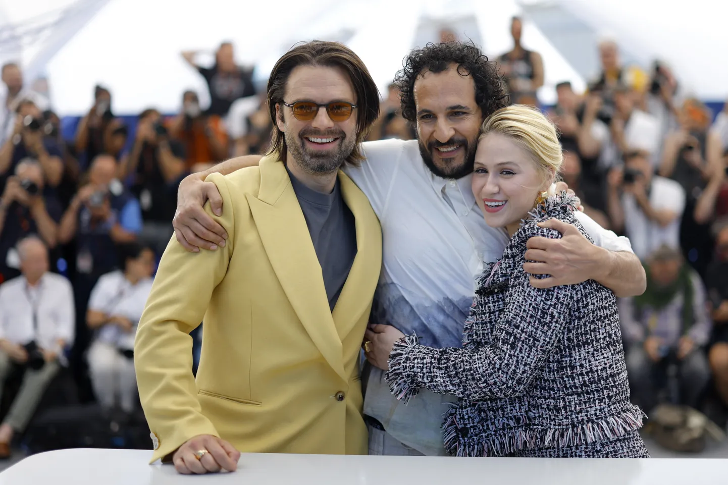 Sebastian Stan (Donald Trump), režissöör Ali Abbasi ning Maria Bakalova (Ivana Trump) Cannes'i filmifestivalil.