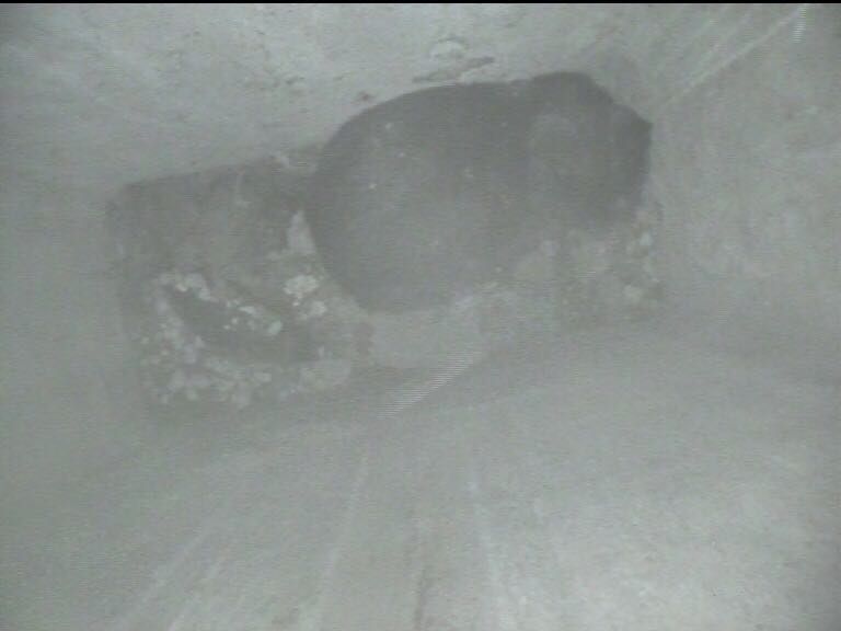 Котенок оказался в ловушке в вентиляционной шахте.