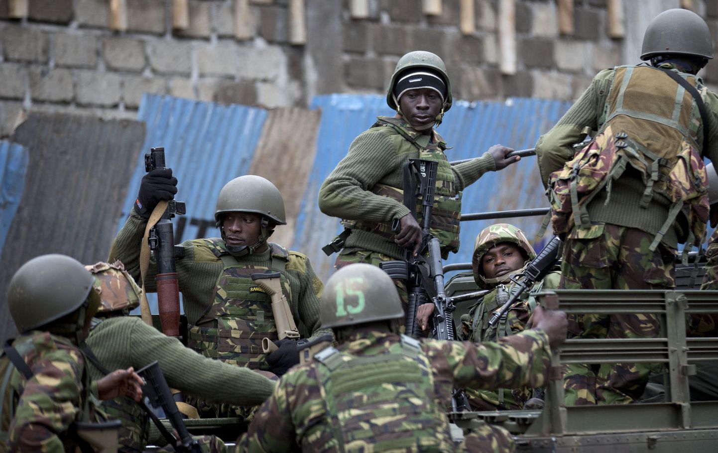 Pantvangidraama Nairobis asuvas Westgate'i ostukeskuses kestab teist päeva, mistõttu toodi sinna varahommikul lisavägesid.