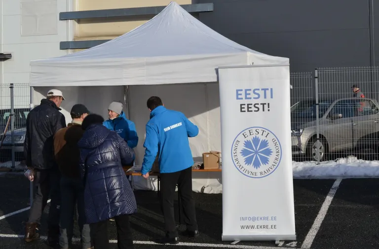 Eesti Konservatiivne Rahvaerakond on oma telgi püsti pannud teistest poliitikutest mõnekümne meetri kaugusele.