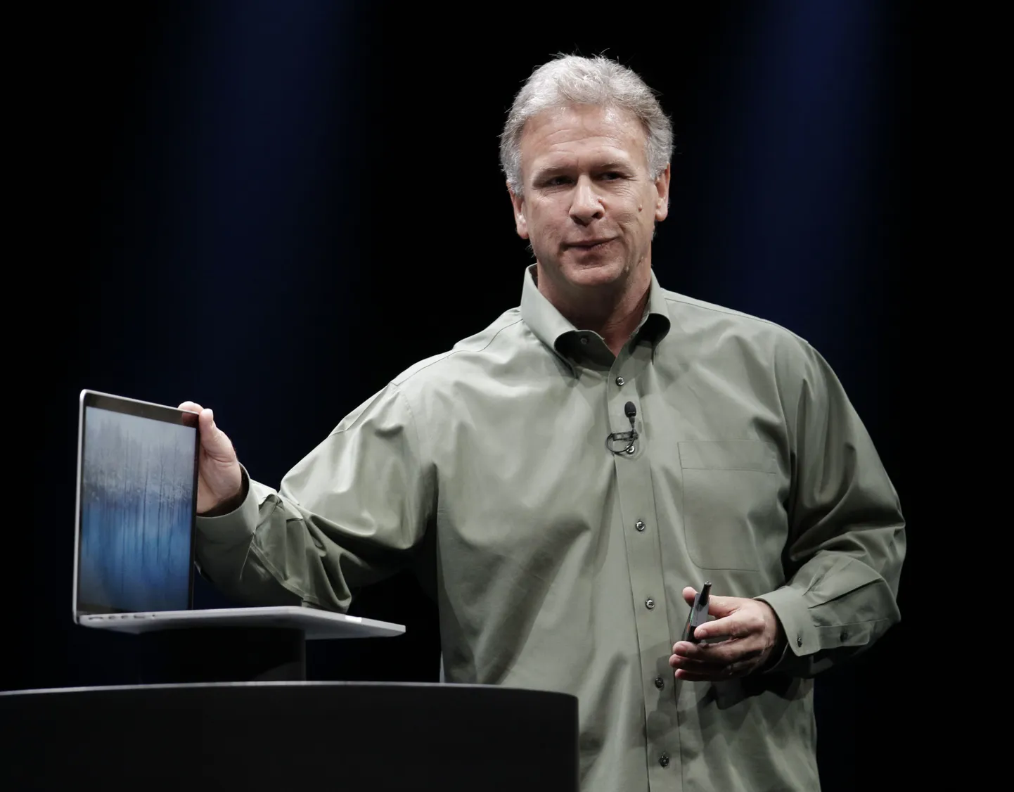 Филип Шиллер рассказывает о новом MacBook Pro