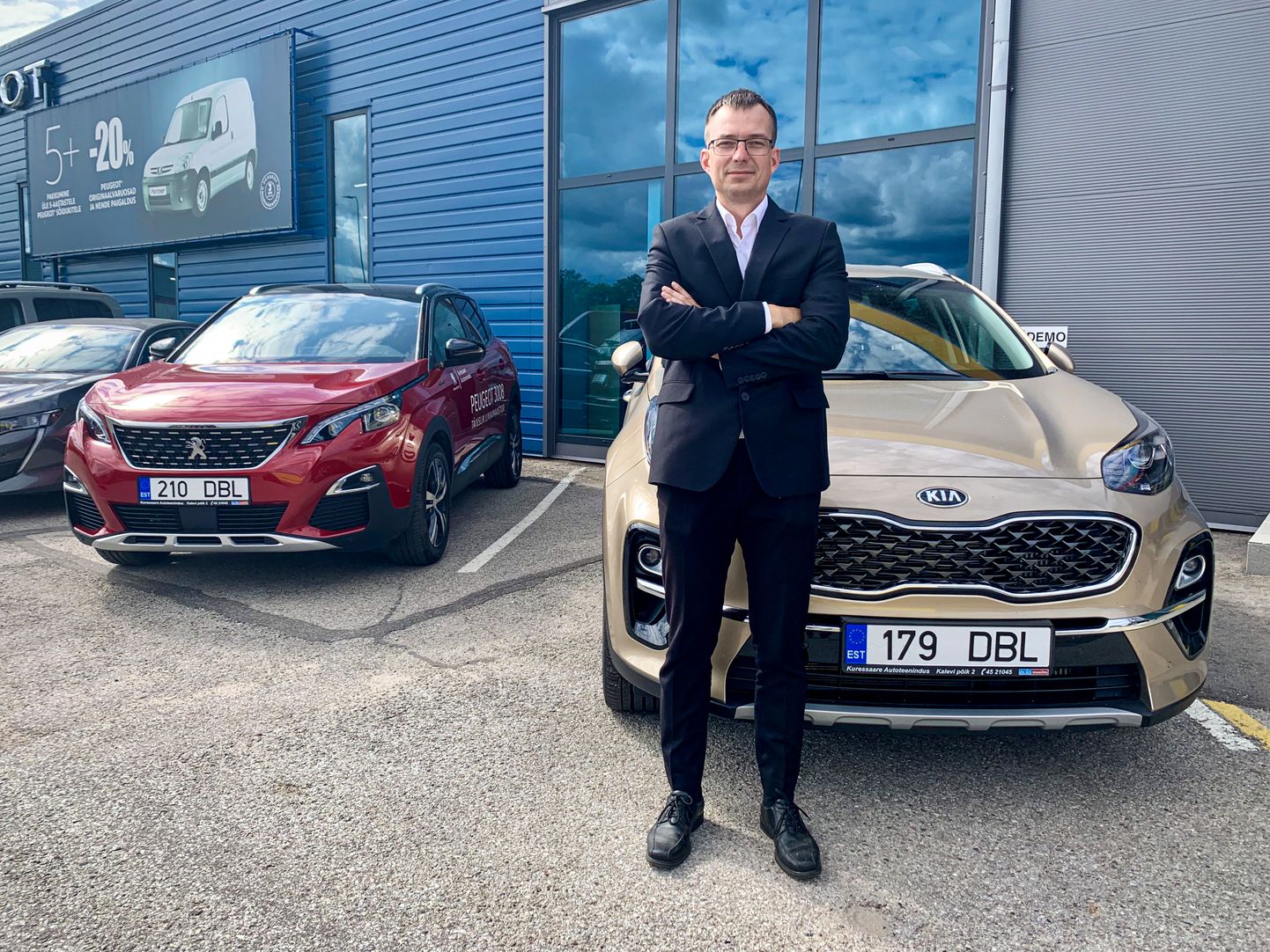 VÕIB RAHULE JÄÄDA: Kuressaare Autoteeninduse juhataja Jürgen Tuulingu sõnul müüvad ühtviisi hästi nii Peugeot kui Kia.
