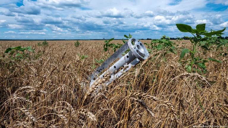 Осколок ракеты на пшеничном поле в Украине