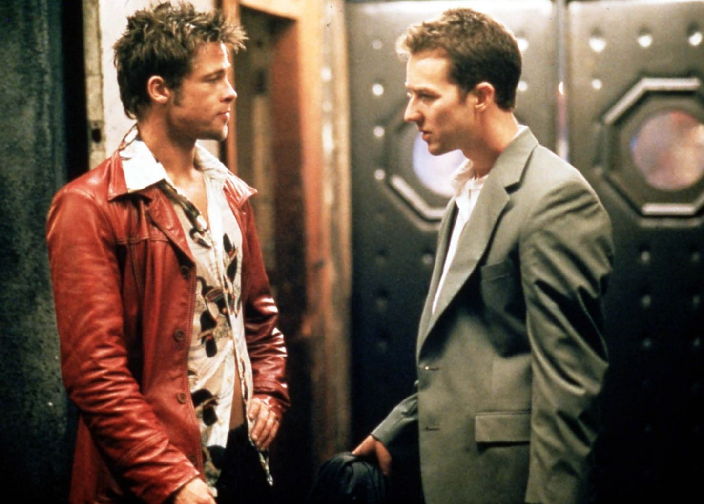 Kaader kultusfilmist «Kaklusklubi». Näitlejad Brad Pitt ja Edward Norton. 1999.