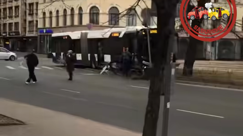 VIDEO ⟩ Satiksmes autobuss iepretim Ministru kabinetam ietriecas sadalošajās barjerās