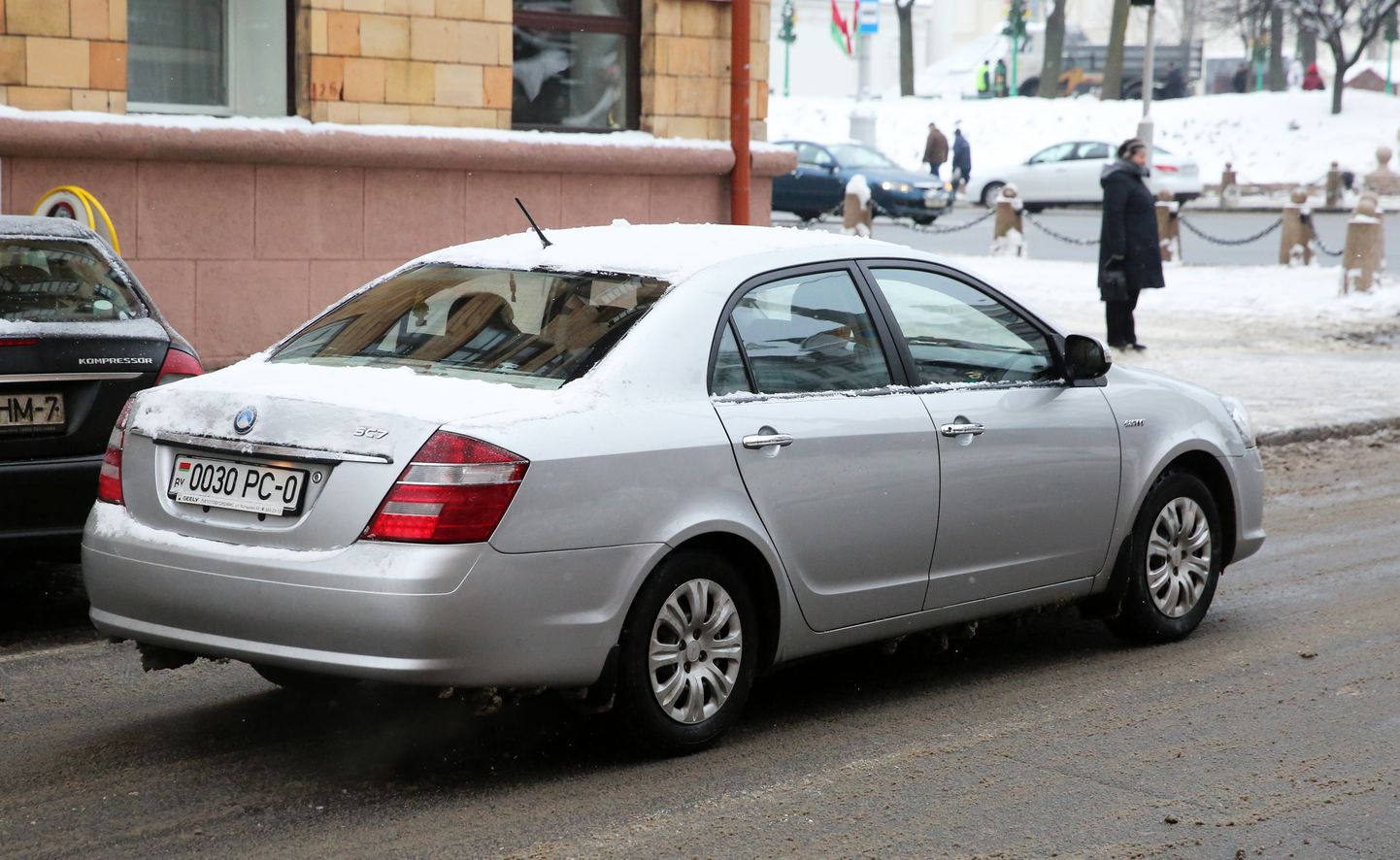 Automašīna ar Baltkrievijas numura zīmi.