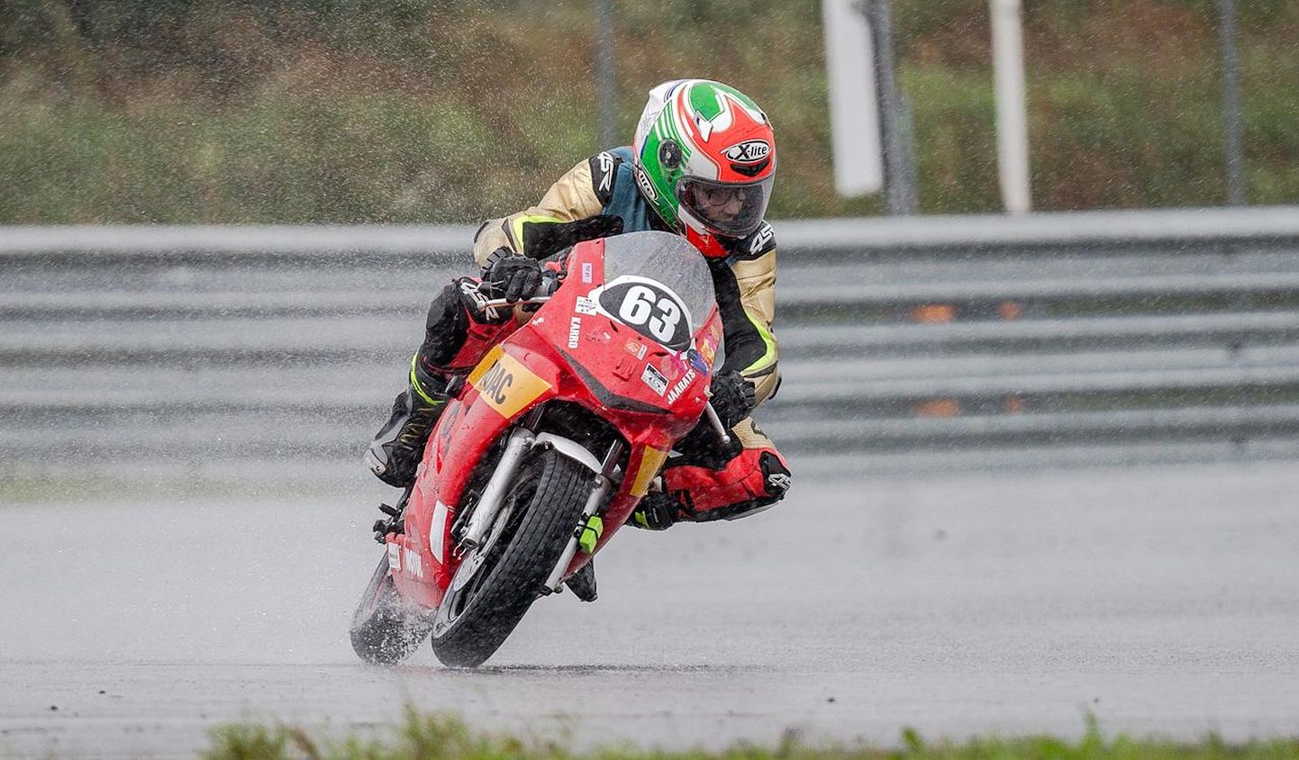 Vihuri motoklubi poiss Karro Robert Jäärats suutis tihedas vihmasajus oma paremuse maksma panna.