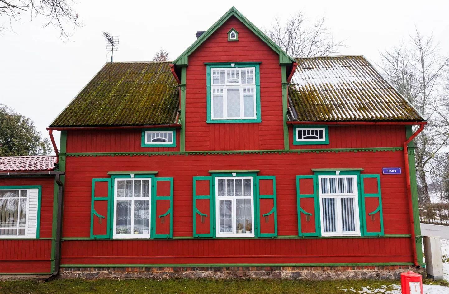 Valgale iseloomulik maja Metsa ja Rahu tänava nurgal.