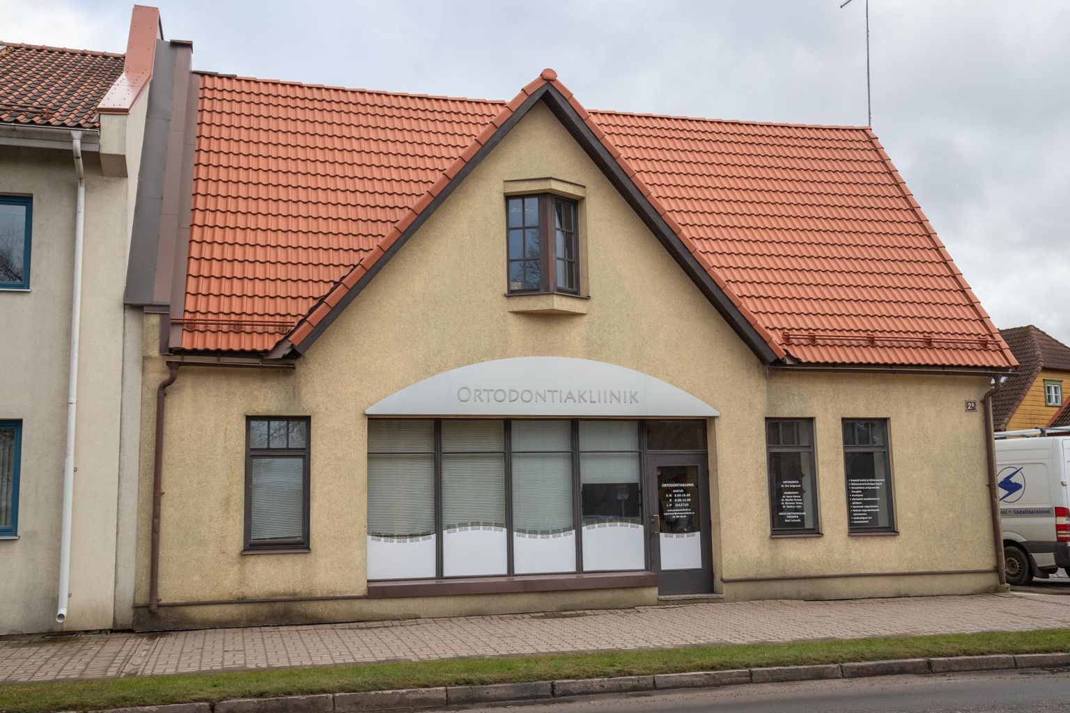 Praegu tegutseb ortodontiakliinik veel Tallinna tänaval asuvas majas, kuid aprillist kolitakse uude asukohta.