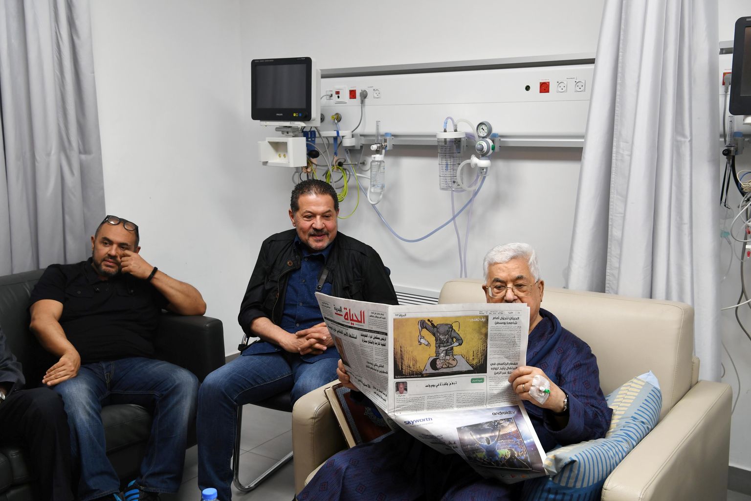 Palestiina president Mahmoud Abbas haiglas ajalehte lugemas.