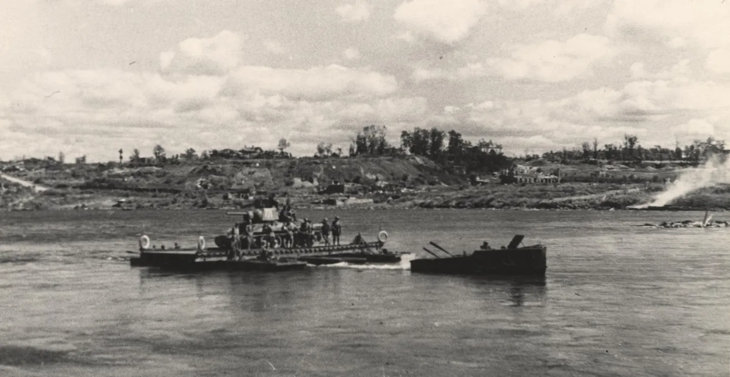 Esimesed Punaarmee tankid ületavad 1944. aastal Narva jõe.