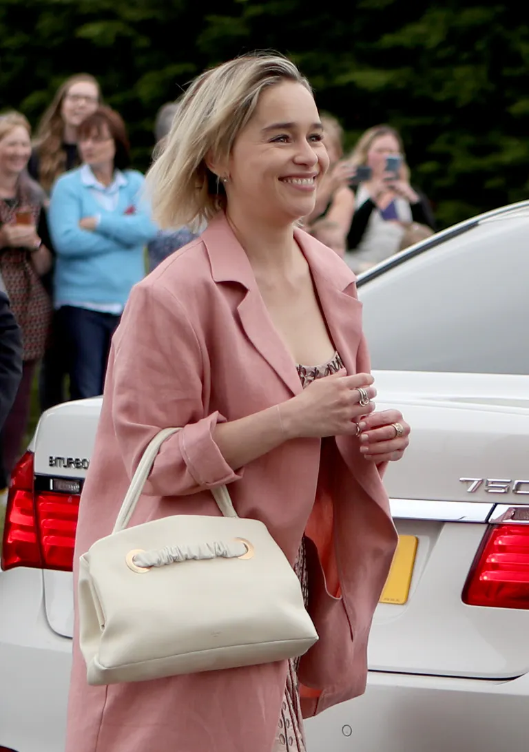 Kaks ajuoperatsiooni üle elanud Emilia Clarke tunneb taas elust rõõmu.
