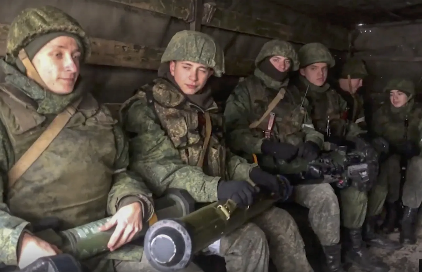 Venemaa kaitseministeeriumi avaldatud foto, millel on Vene sõdurid väidetavalt ukrainlaste poolt maha jäetud tankitõrjeraketiga. Foto on dateerimata