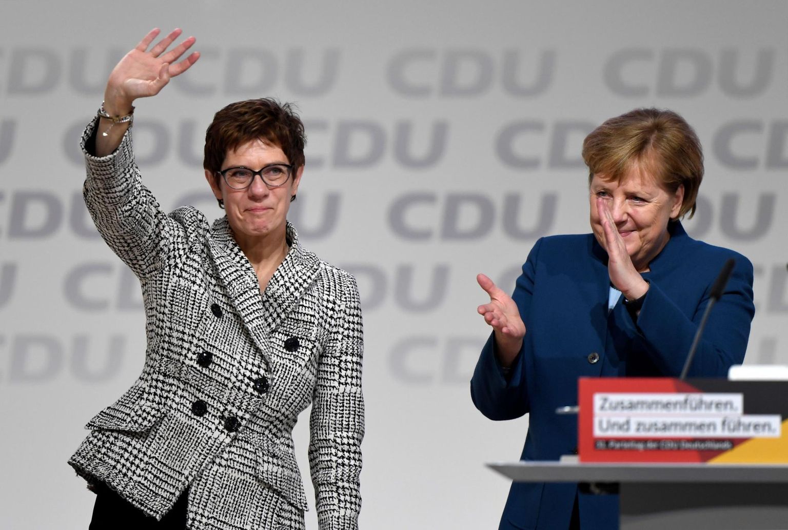 Annegret Kramp-Karrenbauer (vasakul) jätkab Saksamaa Kristlik-Demokraatlik Liidu uue esimehena kantsler Angela Merkeli (paremal) alustatut.