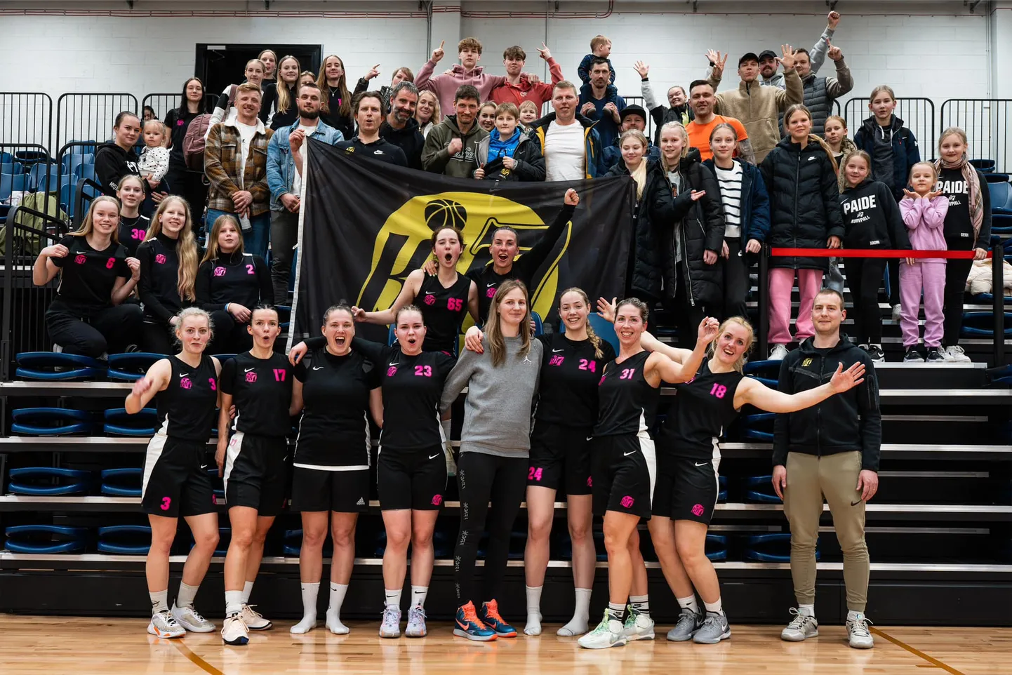 Paide korvpalliklubi Seitse naiskonda oli Tallinnas toimunud poolfinaalis toetamas arvukalt poolehoidjaid.
