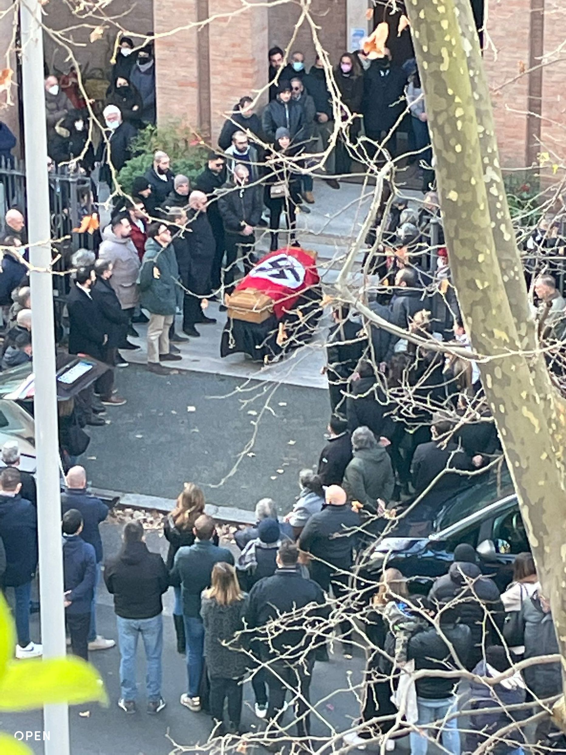 Itaalia uudisteportaal Open avaldas fotod, millel on näha Roomas 11. jaanuaril toimunud paremäärmuslase matust ja ta kirstul haakristilippu