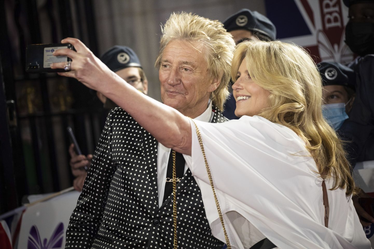 Rod Stewart ja ta naine Penny Lancaster 30. oktoobril 2021 Londonis muusikaauhindade sündmusel selfit tegemas