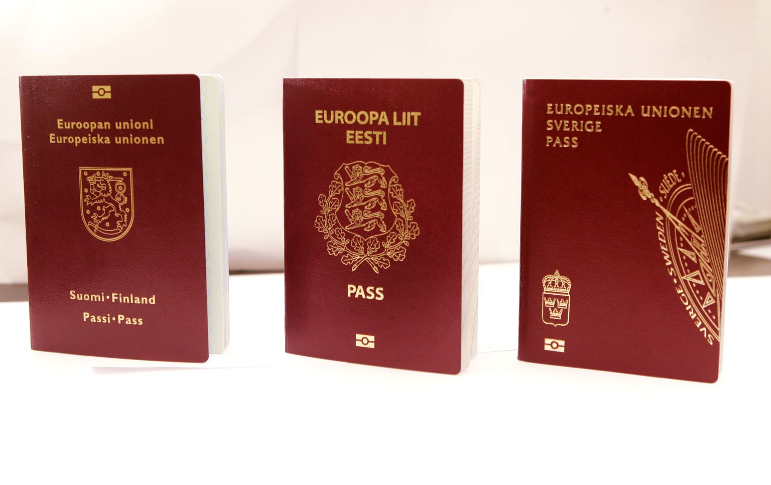 TLMPM07: EESTI UUS KIIBIGA PASS :TALLINN, EESTI 17JAN.07
Kiibiga pass ja uued turva elemendid
rp/Foto RAIGO PAJULA/POSTIMEES