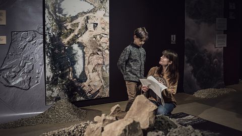 Izstāde "Ģeoprocesi" Ogrē aicina uz diskusiju un interaktīvu praktikumu par cilvēka un dabas attiecībām