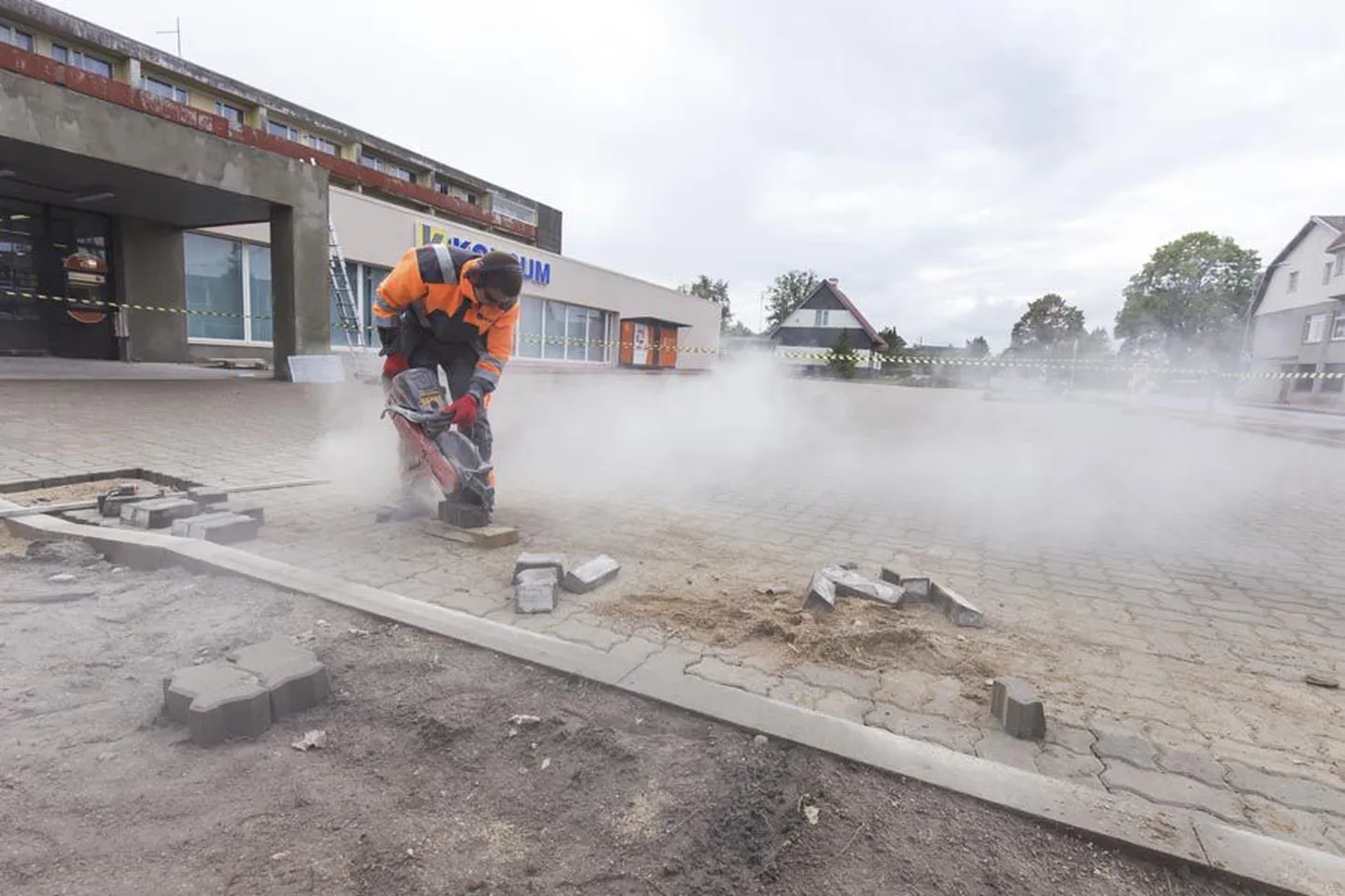 Kuigi valmimistähtajani on veel aega, lõpeb suur osa ehitustöödest Karksi-Nuia Konsumi juures juba sel nädalal. Eile paigaldati viimaseid kive poeesisele parklale ning tänavasillutist oli tarvis laduda ka kohviku juures.