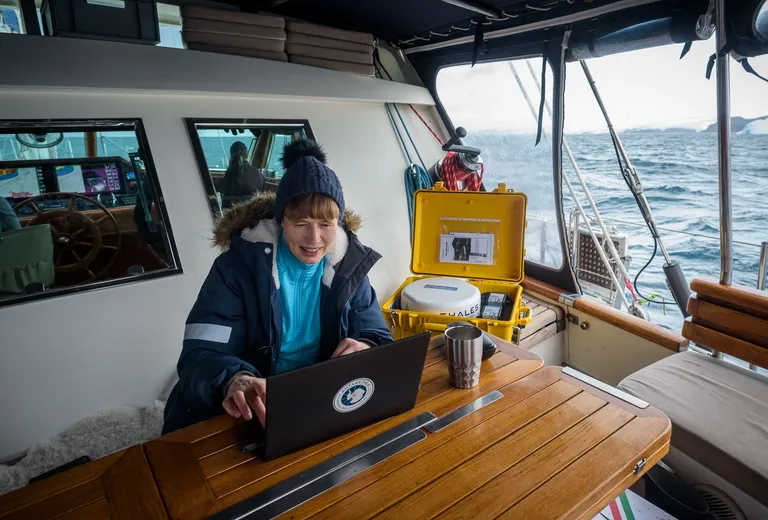 President Kersti Kaljulad allkirjastas teenetemärkide otsuse digitaalselt Antarktikas purjelaeva Admiral Bellingshausen pardal. Kaljulaid on lõunapoolusel töövisiidil, kus osaleb Eesti Meremuuseumi ja MTÜ Thetis korraldatud ekspeditsioonil, mis on pühendatud Antarktika avastamise 200. aastapäeva tähistamisele.