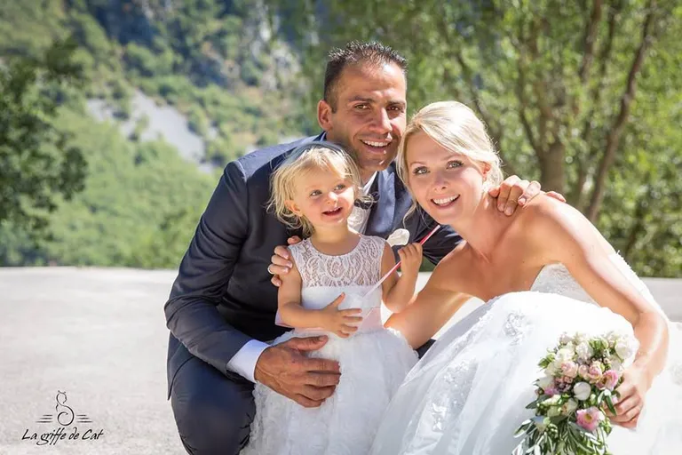 Grete Püvi Ayache koos abikaasa ja tütrega oma pulmapäeval.