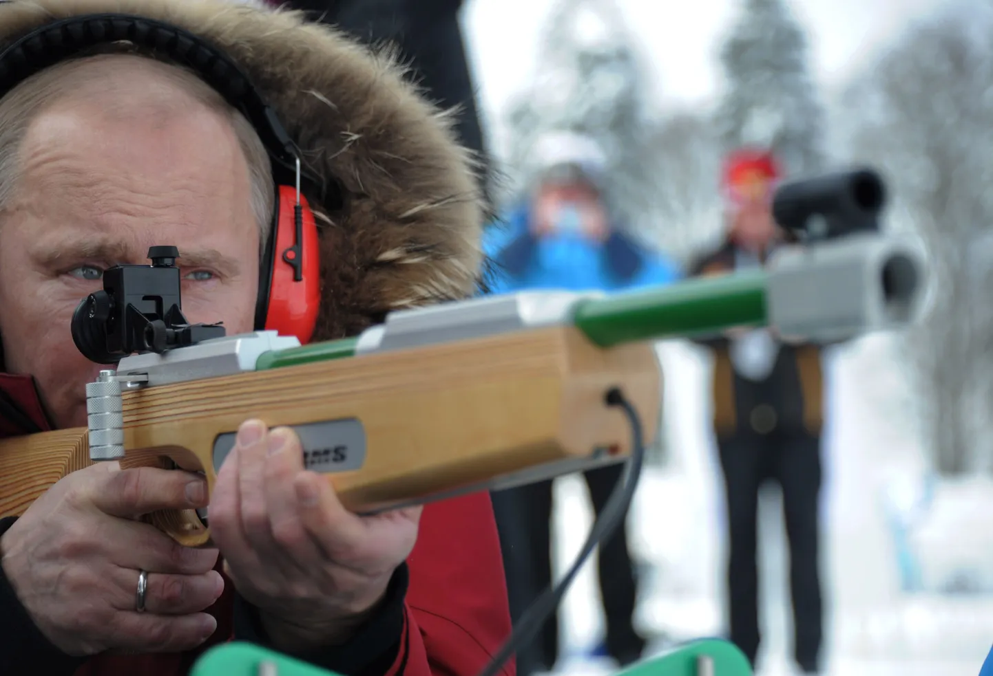 Путин с винтовкой.