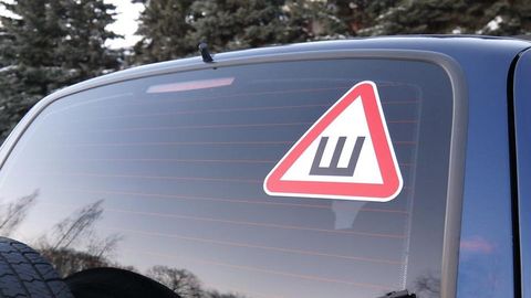 За отсутствие знака «Шипы» в России теперь могут оштрафовать даже иностранных водителей