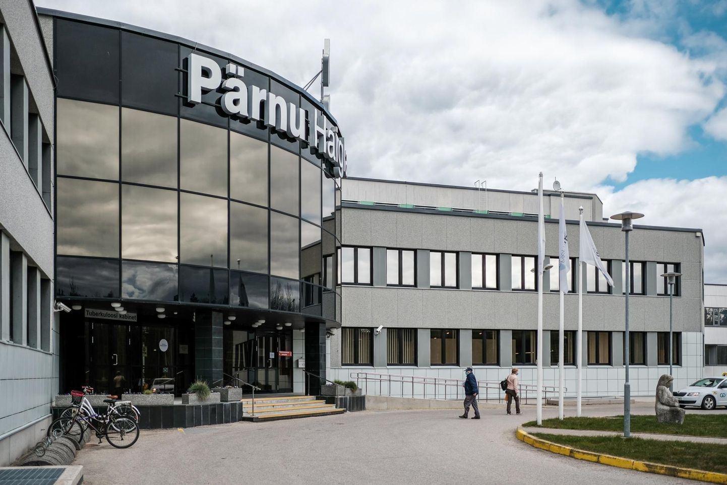 Lõppeva aasta 11 kuuga raviti Pärnu haiglas 8897 patsienti, kel koroonanakkust ei esinenud. COVID-19-positiivseid patsiente oli haiglaravil samal ajal 80.