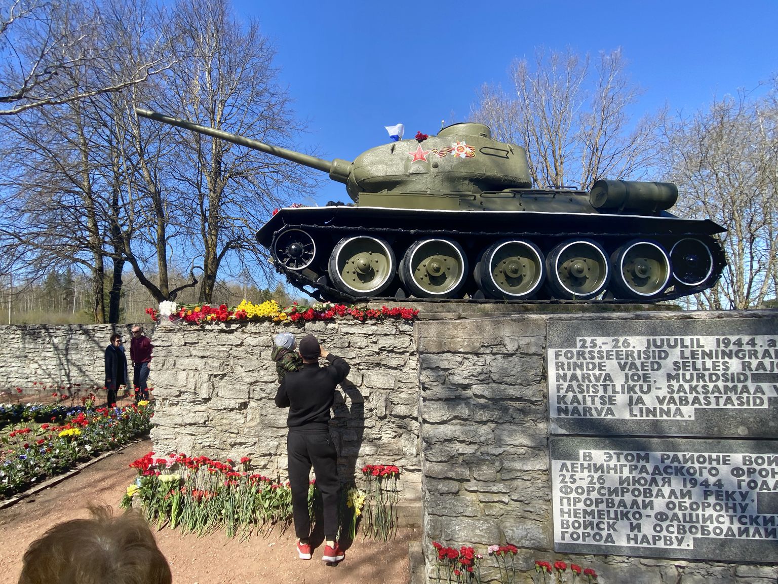Tank-monument Narva − Narva-Jõesuu tee ääres.