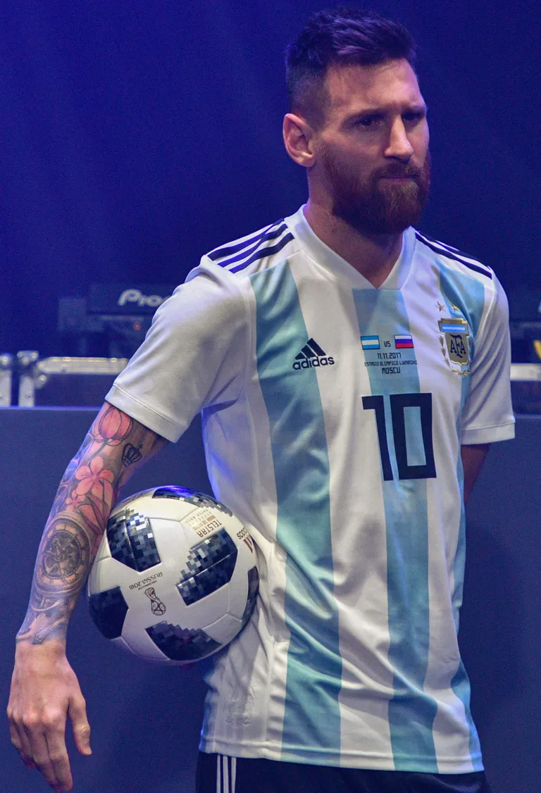 Argentina koondise staarmängija Lionel Messi Venemaa 2018. aasta MMi ametliku palliga