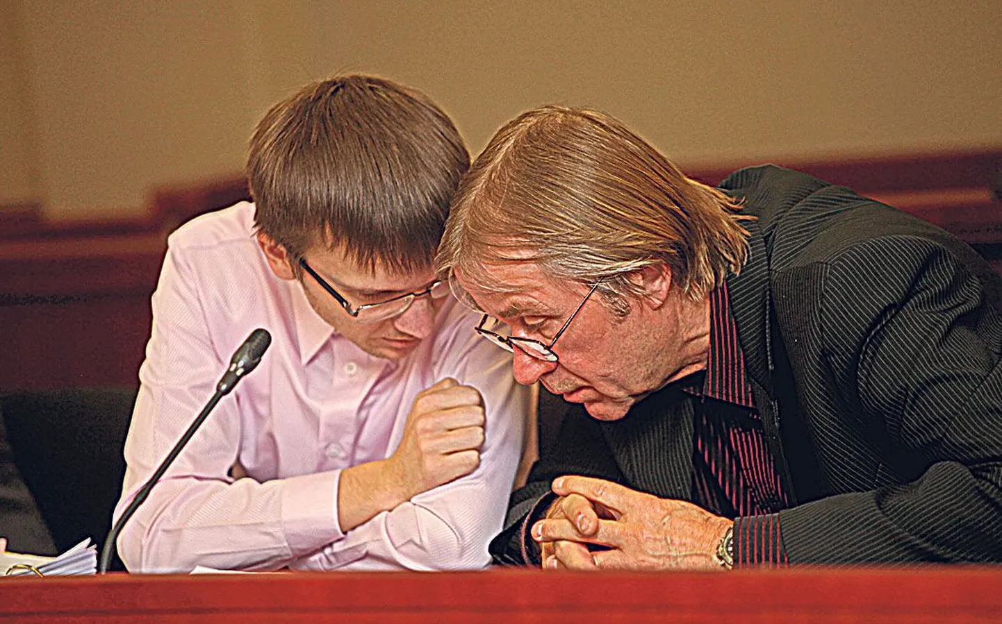 Võnnu keskkooli direktor Tiit Viileberg (paremal) kohtus kaitsjaga nõu pidamas.