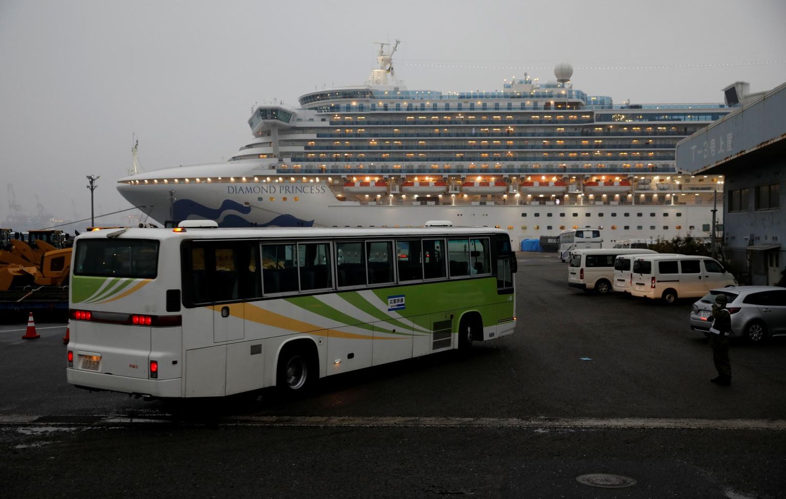 Buss saabus Jaapanis Yokohama sadamas karantiinis oleva kruiisilaeva Diamond Princess juurde.