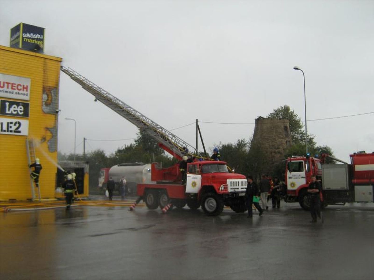 Kohtla-Järvel Järveküla teel asuva kaubanduskeskuse taaraautomaadis
puhkes täna tulekahju.