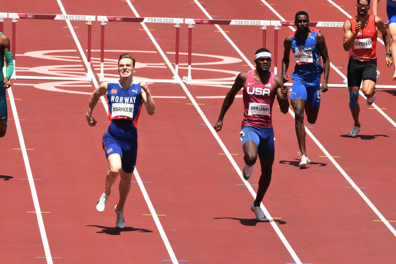 Norrakas Karsten Warholm võitis Tokyo olümpial meeste 400 meetri tõkkejooksu maailmarekordiga 45.94