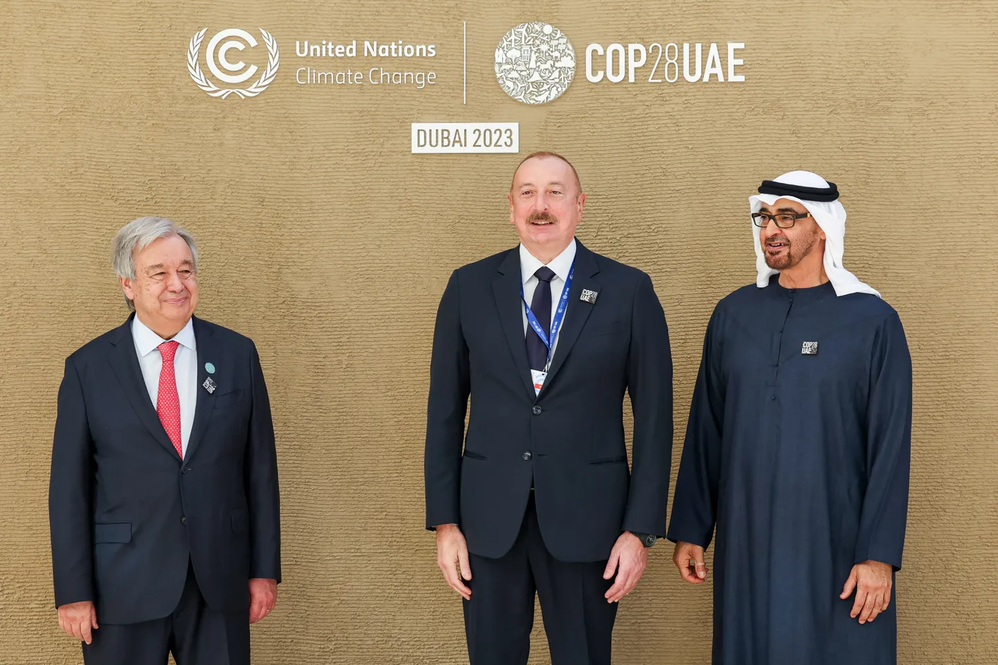 Aserbaidžaani riigipea İlham Əliyev Dubais COP28 tippkohtumisel koos ÜRO peasekretäri Antonio Guterrese ja Araabia Ühendemiraatide šeigi Mohamed bin Zayediga.