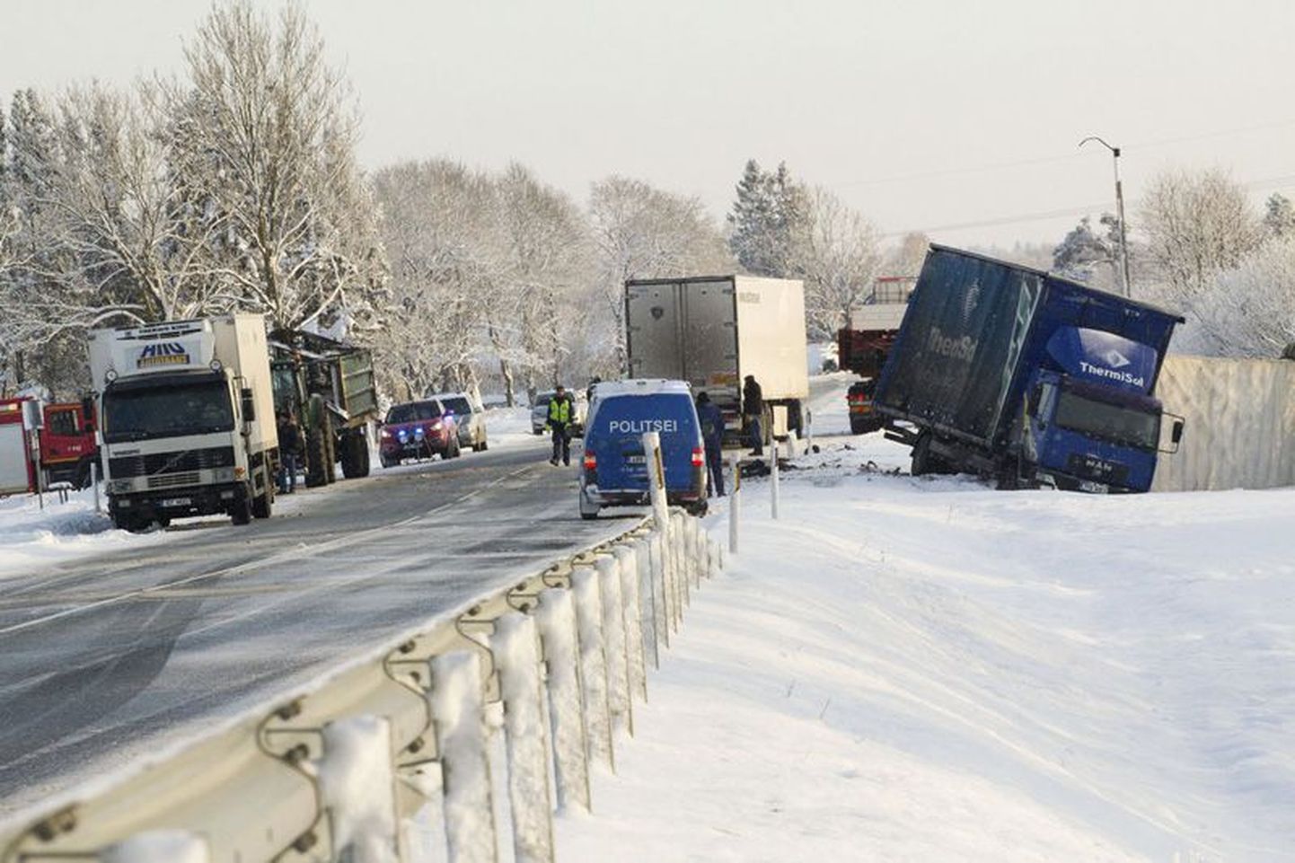 Tallinna-Narva maantee tuli tükiks ajaks ­sulgeda, kui pargitud traktor tõmbas avariisse kaasa kolm veoautot.