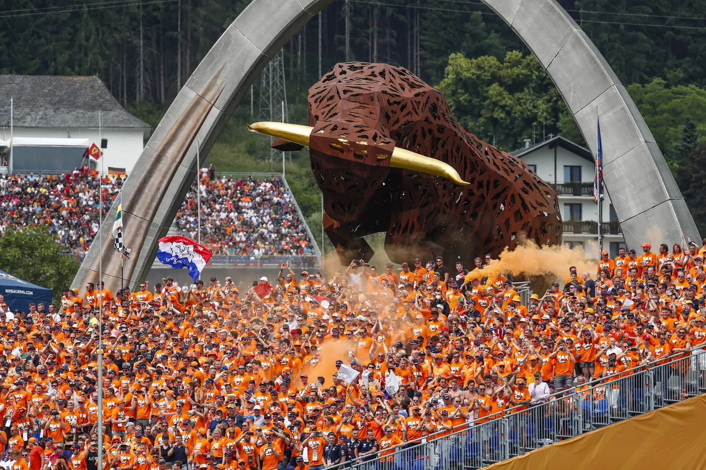 Austria GP-l oli hollandlast Max Verstappenit toetamas kümneid tuhandeid fänne.
