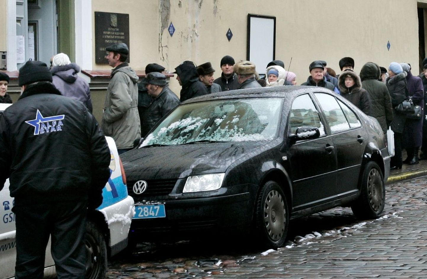 Pildil olev sinise CD-numbriga auto seisab Tallinnas Vene saatkonna juures ja pole seega Helsinki parkimistrahvides süüdi.