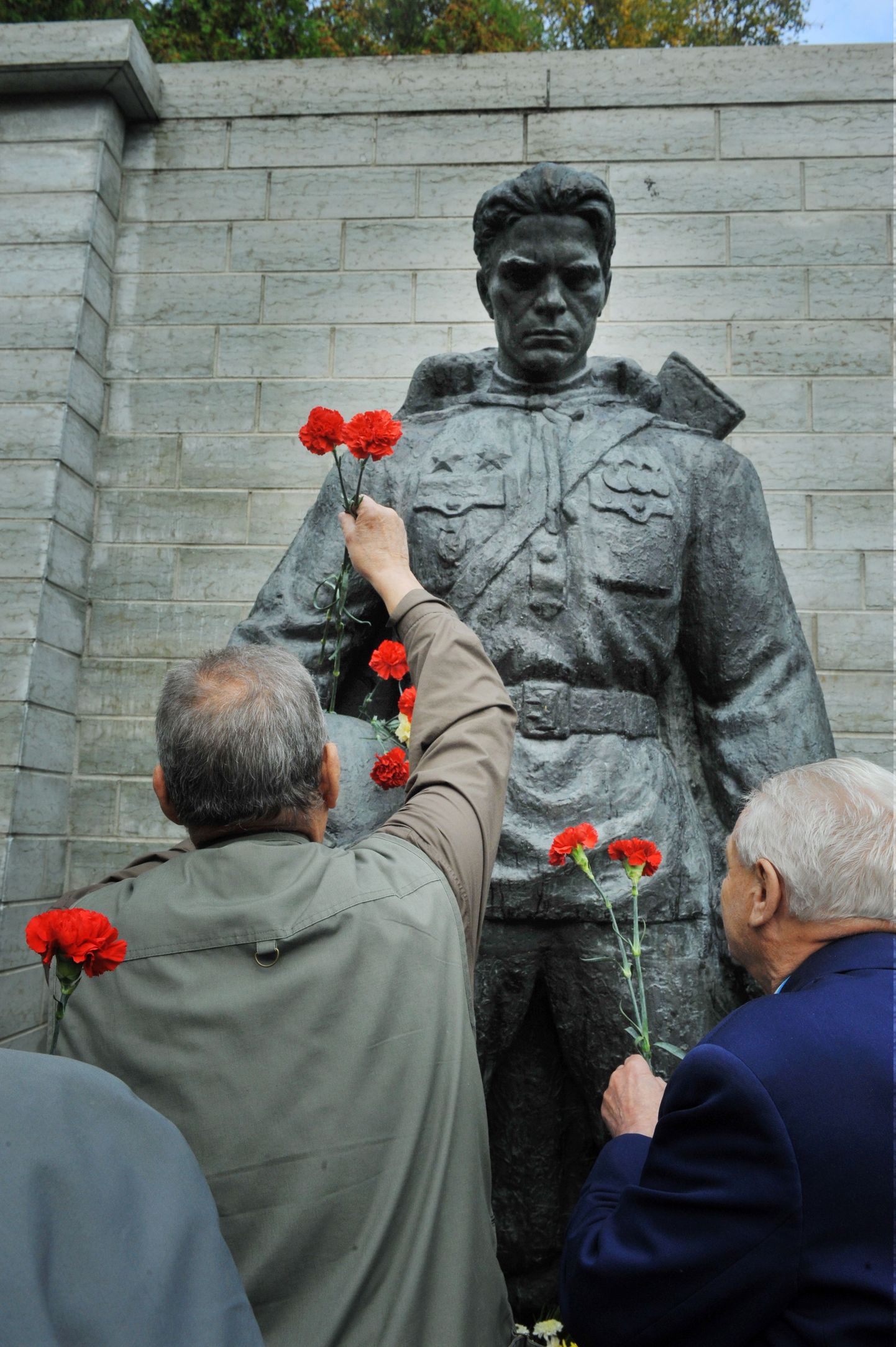 Punaarmee veteranid tähistasid pronkssõduri juures Tallinna vabastamise aastapäeva.