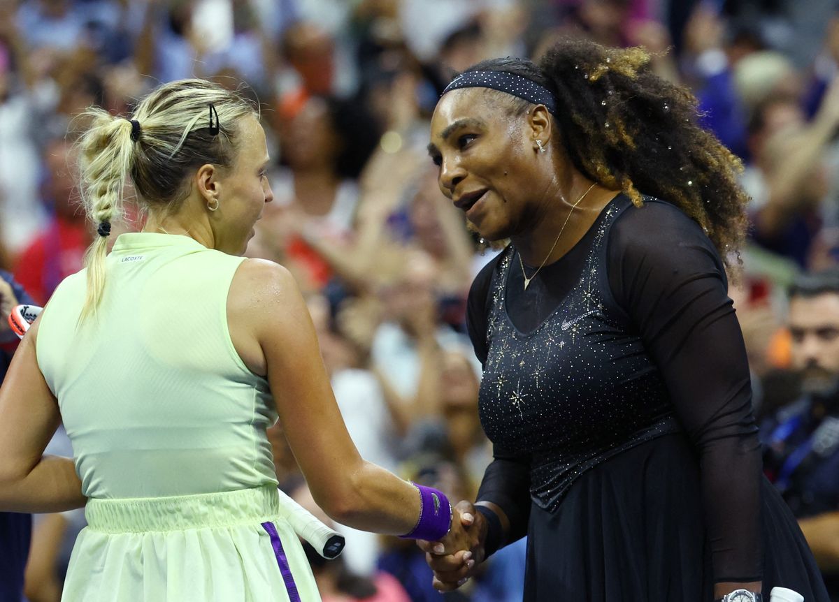 Serena Williams US Openil Anett Kontaveiga kätt surumas.