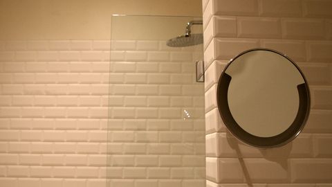 Vīrietim piemēro 350 eiro sodu par filmēšanu RTU Liepājas akadēmijas viesnīcas dušā