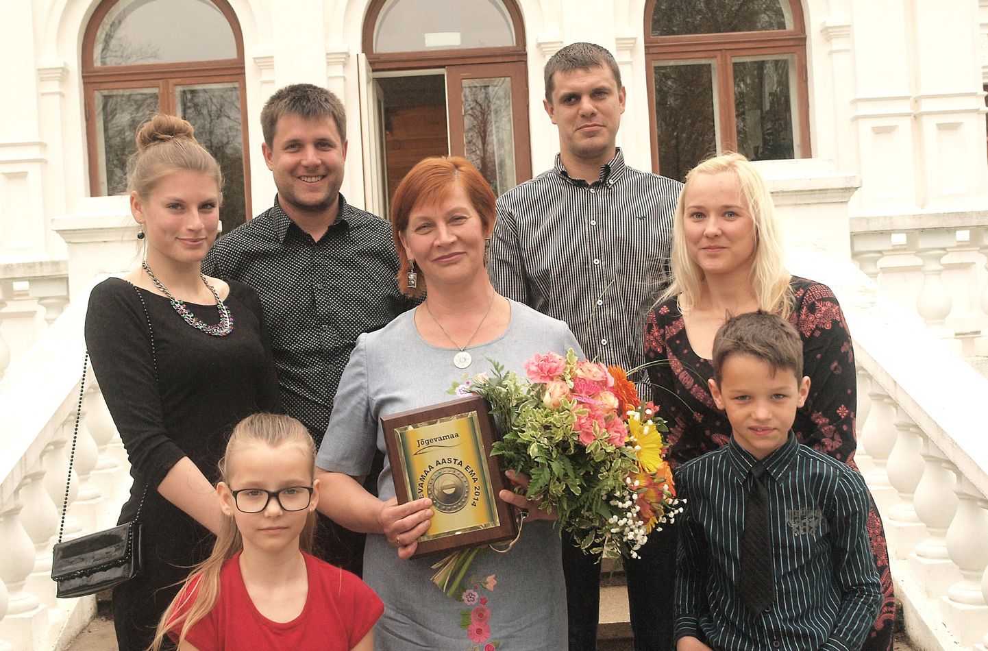Jõgevamaa aasta emaks nimetati Karina Kaarepere. Pildil Karina Kaarepere koos pereliikmetega.