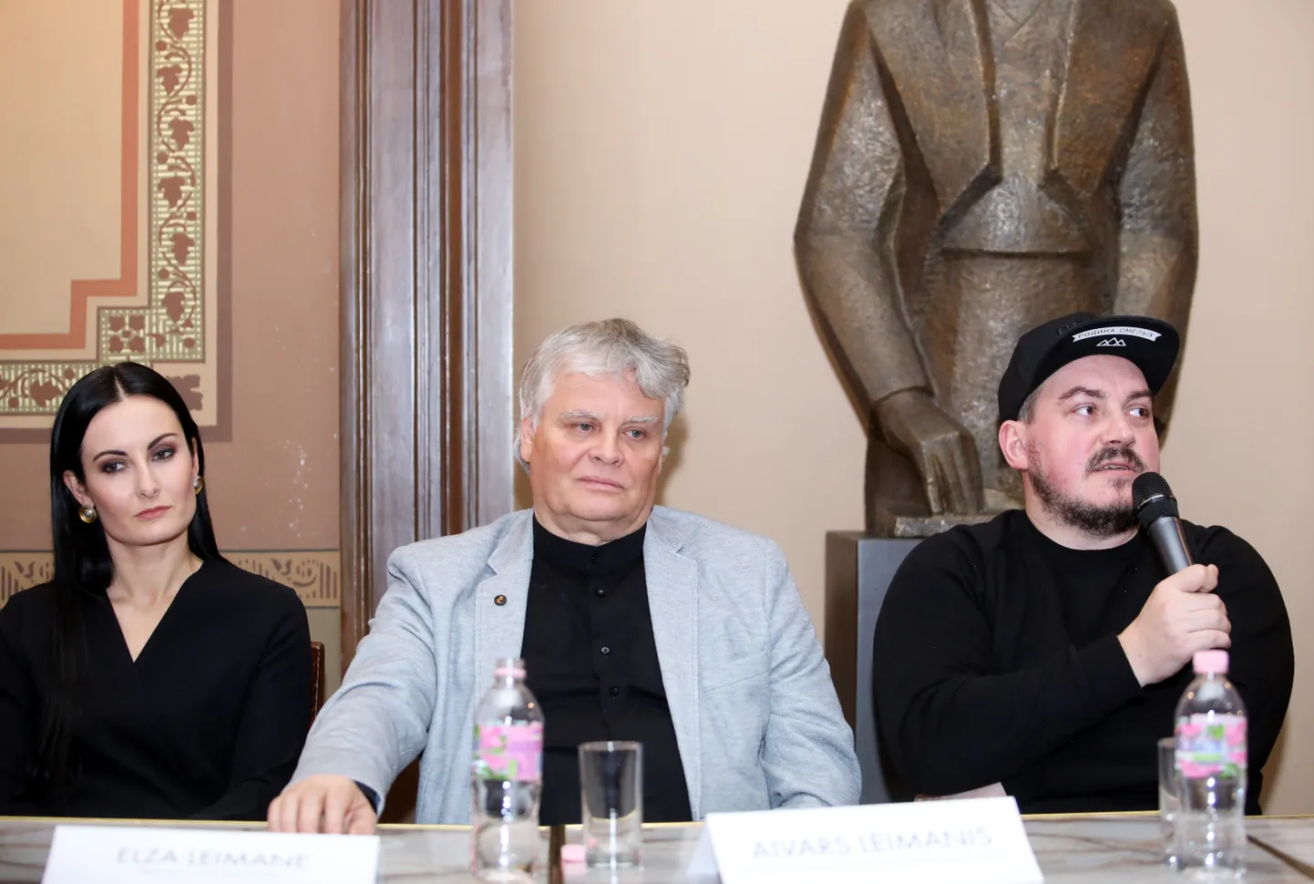 Baletdejotāja Elza Leimane, Latvijas Nacionālā baleta mākslinieciskais vadītājs Aivars Leimanis un režisors un horeogrāfs Sergejs Zemļanskis piedalās preses konferencē, kurā informē par komponista Pāvela Akimkina un režisora-horeogrāfa Sergeja Zemļanska baletu "Trīs draugi".