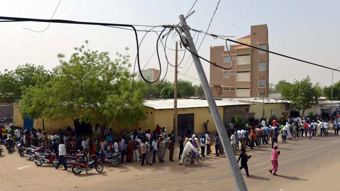 Inimesed ootavad Tšaadi pealinnas N'Djamenas, et nad saaks presidendivalimistel oma hääle anda.