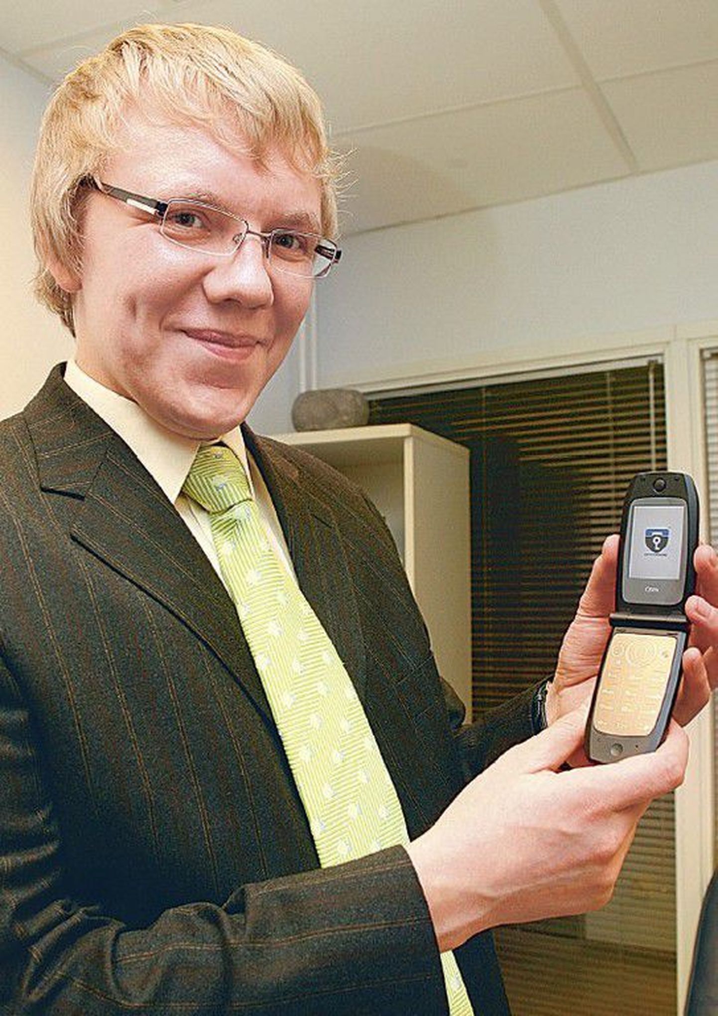 Hendrik Roosna käes olev GSMK turvatelefon sarnaneb välimuselt igati tavalise mobiiltelefoniga, ainult et selle hind on ligi 50 000 krooni.