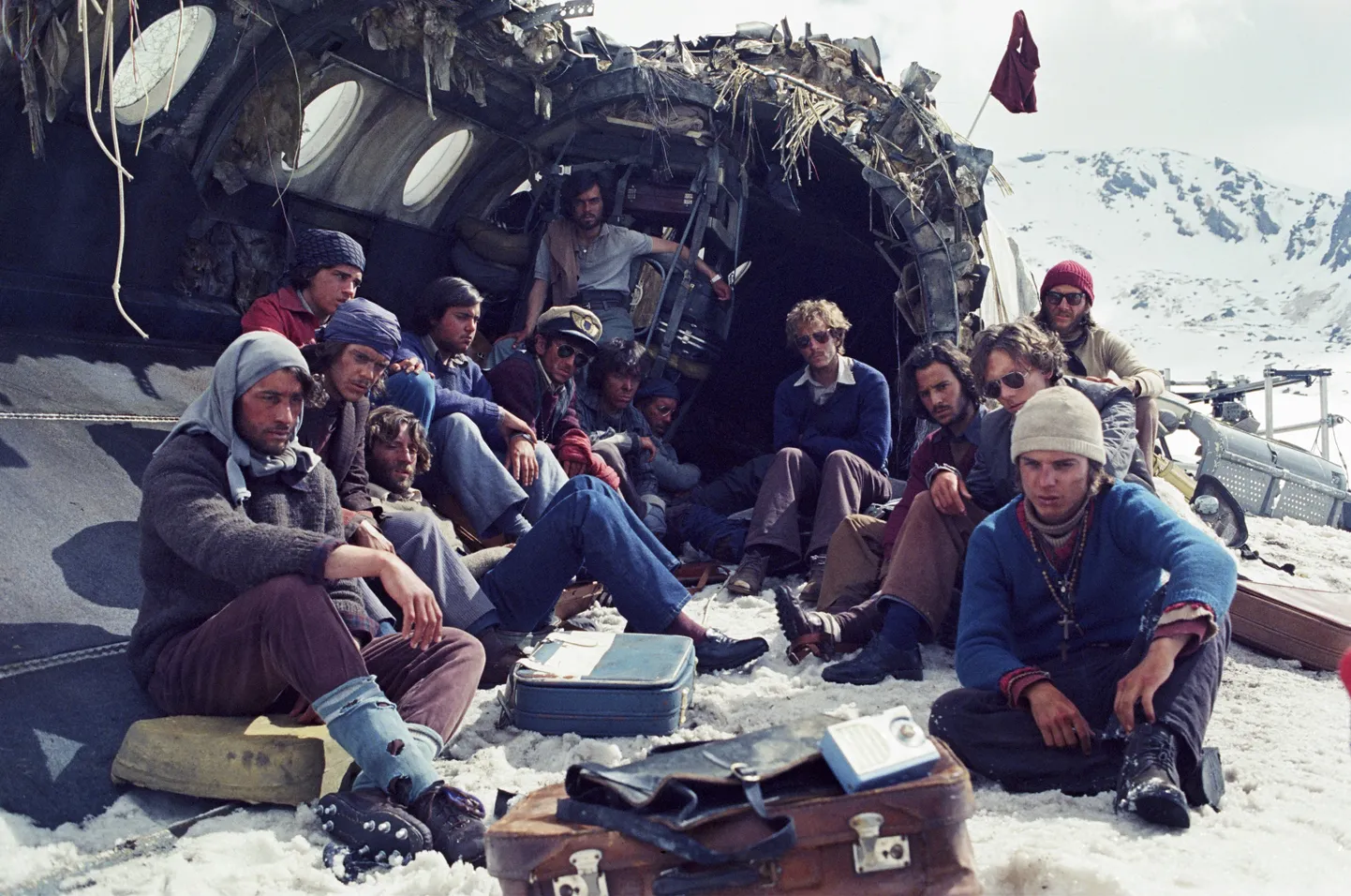 «Society of the Snow» räägib tõestisündinud loo lennuõnnetusest 70ndatel, mis jättis ragbimeeskonna lootusetult Andidesse.