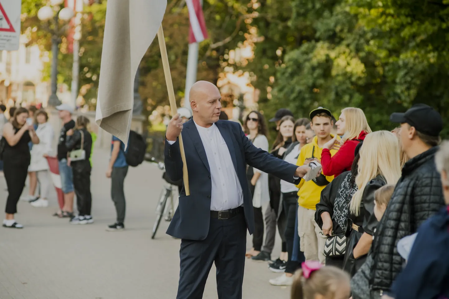 Vakcinācijas noliedzēji diskreditē Baltijas ceļa simbolu