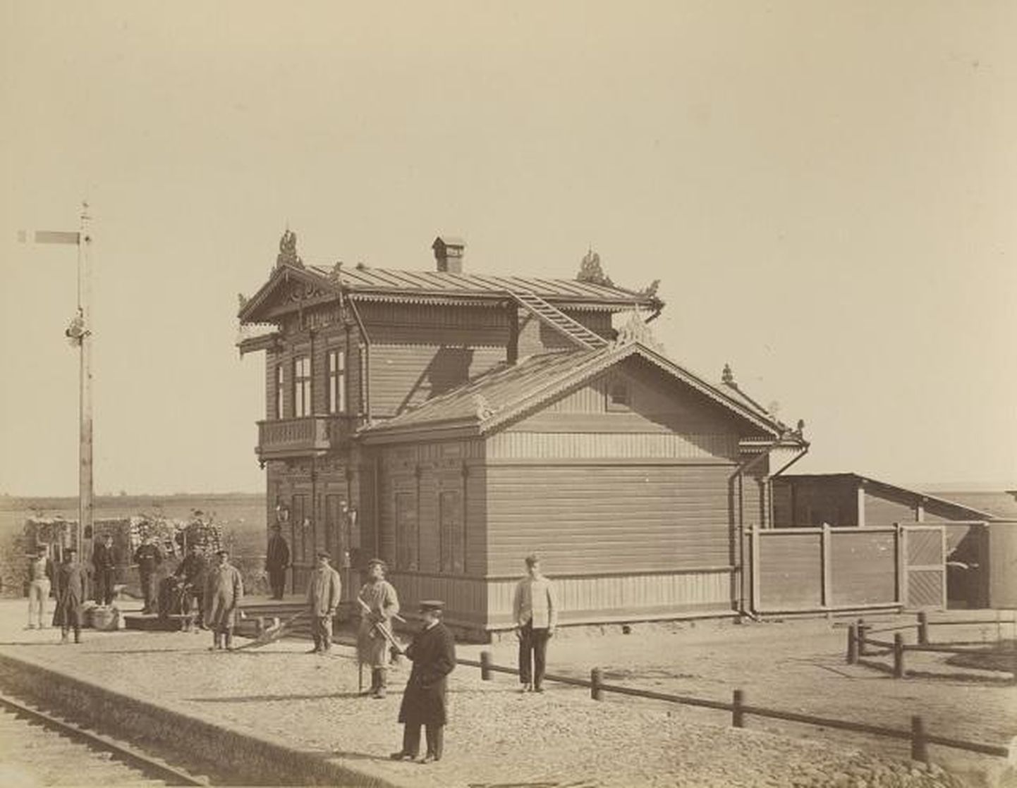 Kadrina esimene jaamahoone. Foto originaal asub Tallinna linnamuuseumi kogus, foto on elektrooniliselt avaldatud Vikipeedias.